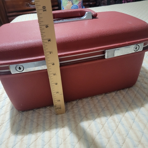 Vintage Red Travel Case - Picture 11 of 13